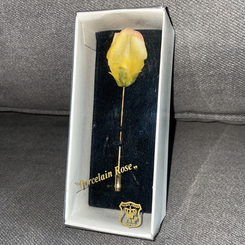 Vintage NWT.  Porcelain Yellow Rose.  Golden Crown.  Italy